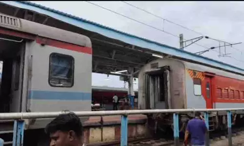 रखरखाव के दौरान चेंगलपट्टू स्टेशन पर Pothigai एक्सप्रेस के कोच का विवरण