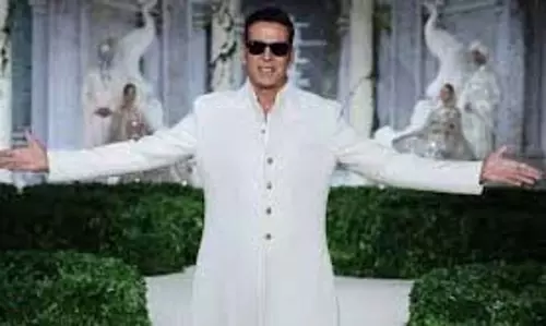 Akshay Kumar : रॉयल व्हाइट शेरवानी में रनवे पर शानदार वापसी की