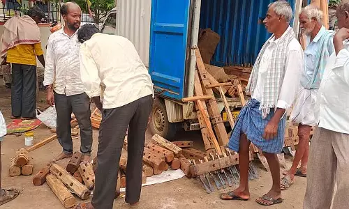Karnataka : मिट्टी और लकड़ी के औजार लुप्त हो रहे हैं Karnataka : मिट्टी और लकड़ी के औजार लुप्त हो रहे हैं