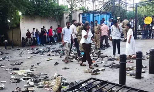 Bengaluru: चिन्नास्वामी स्टेडियम, भगदड़ के कारण सुरक्षा चिंताएँ बढ़ीं Bengaluru: चिन्नास्वामी स्टेडियम, भगदड़ के कारण सुरक्षा चिंताएँ बढ़ीं