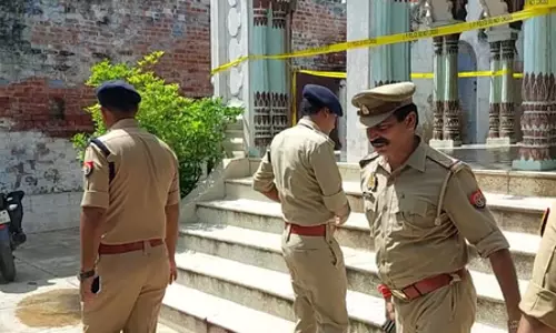 मंदिर में पूजा कर रही युवती को युवक ने मारी 4 गोलियां, हालत गंभीर