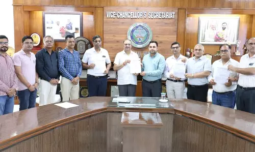 हिसार फार्म विश्वविद्यालय के वैज्ञानिकों ने स्ट्रॉबेरी की फसल पर नए रोग की पहचान की हिसार फार्म विश्वविद्यालय के वैज्ञानिकों ने स्ट्रॉबेरी की फसल पर नए रोग की पहचान की