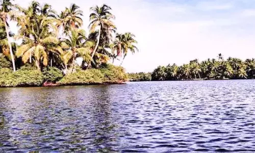 Kerala : अरूर के निचले इलाकों में बाढ़ आ गई है Kerala : अरूर के निचले इलाकों में बाढ़ आ गई है