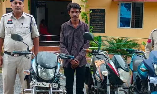 माना इलाके में चोरी की बाइक बेचते दो लड़के गिरफ्तार माना इलाके में चोरी की बाइक बेचते दो लड़के गिरफ्तार