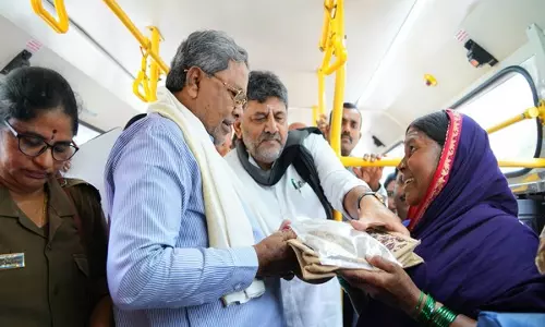 कर्नाटक भवन में सिद्धारमैया, डीके शिवकुमार के सहयोगियों में झड़प कर्नाटक भवन में सिद्धारमैया, डीके शिवकुमार के सहयोगियों में झड़प
