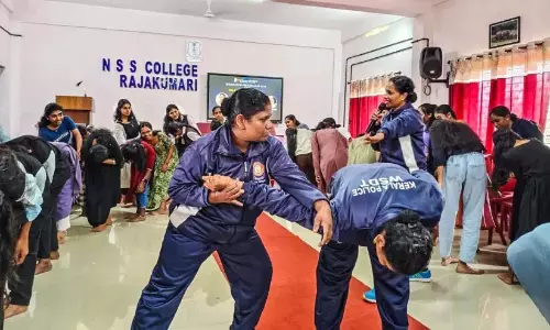Kerala : पुलिस ने महिलाओं के लिए आत्मरक्षा का पाठ पूरा किया Kerala : पुलिस ने महिलाओं के लिए आत्मरक्षा का पाठ पूरा किया