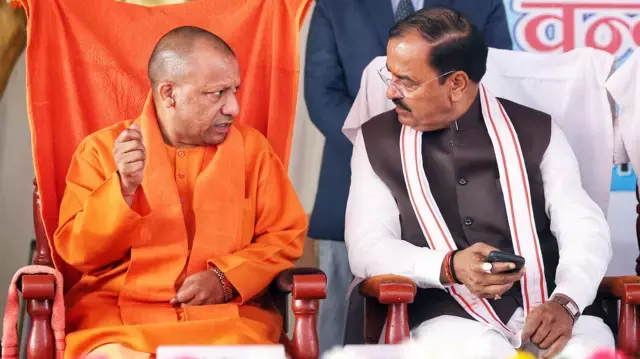 Lucknow: बीजेपी में अंदरूनी कलह तेज, डिप्टी सीएम सवालों के घेरे में Lucknow: बीजेपी में अंदरूनी कलह तेज, डिप्टी सीएम सवालों के घेरे में