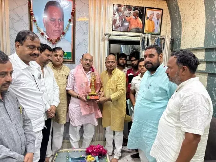 Etawah: भाजपा नेता अंशुल दुबे ने दिखाया दम, एमएलसी का किया स्वागत Etawah: भाजपा नेता अंशुल दुबे ने दिखाया दम, एमएलसी का किया स्वागत