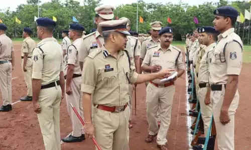 आईजी ने पुलिसकर्मियों को दिया ईनाम