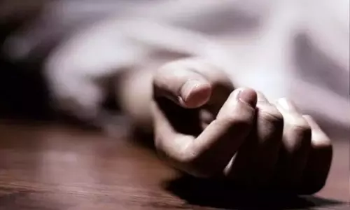 घर के पीछे पेड़ का तना गिरा; भागने की कोशिश में गृहस्वामी की दर्दनाक मौत