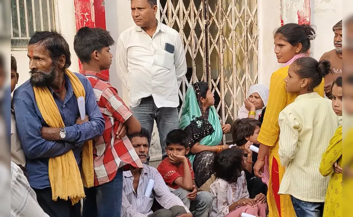 Bareilly: देहात में आधार केंद्र बंद, लोगों को लगानी पड़ रही घंटों लंबी कतारें Bareilly: देहात में आधार केंद्र बंद, लोगों को लगानी पड़ रही घंटों लंबी कतारें