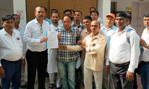 Bareilly: शहीद शिक्षामित्रों की स्मृति में रखा मौन, श्रद्धा से किया नमन
