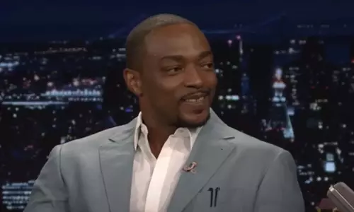 Anthony Mackie का कहना है कि उन्होंने एमी पुरस्कार के लिए गोस्लिंग और रेनर को प्रसिद्ध बनाने में मदद Anthony Mackie का कहना है कि उन्होंने एमी पुरस्कार के लिए गोस्लिंग और रेनर को प्रसिद्ध बनाने में मदद