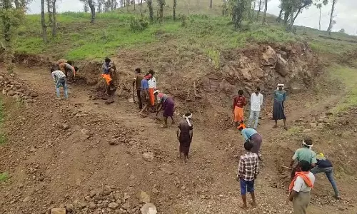 MP : स्थानीय लोगों ने एक पखवाड़े में बना दी 4.5 किलोमीटर लंबी सड़क MP : स्थानीय लोगों ने एक पखवाड़े में बना दी 4.5 किलोमीटर लंबी सड़क