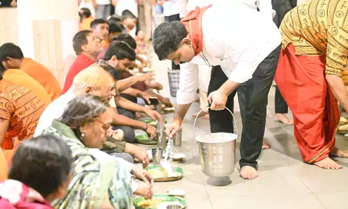 गृहमंत्री विजय शर्मा ने बोल बम कांवरियों को भंडारा कराया