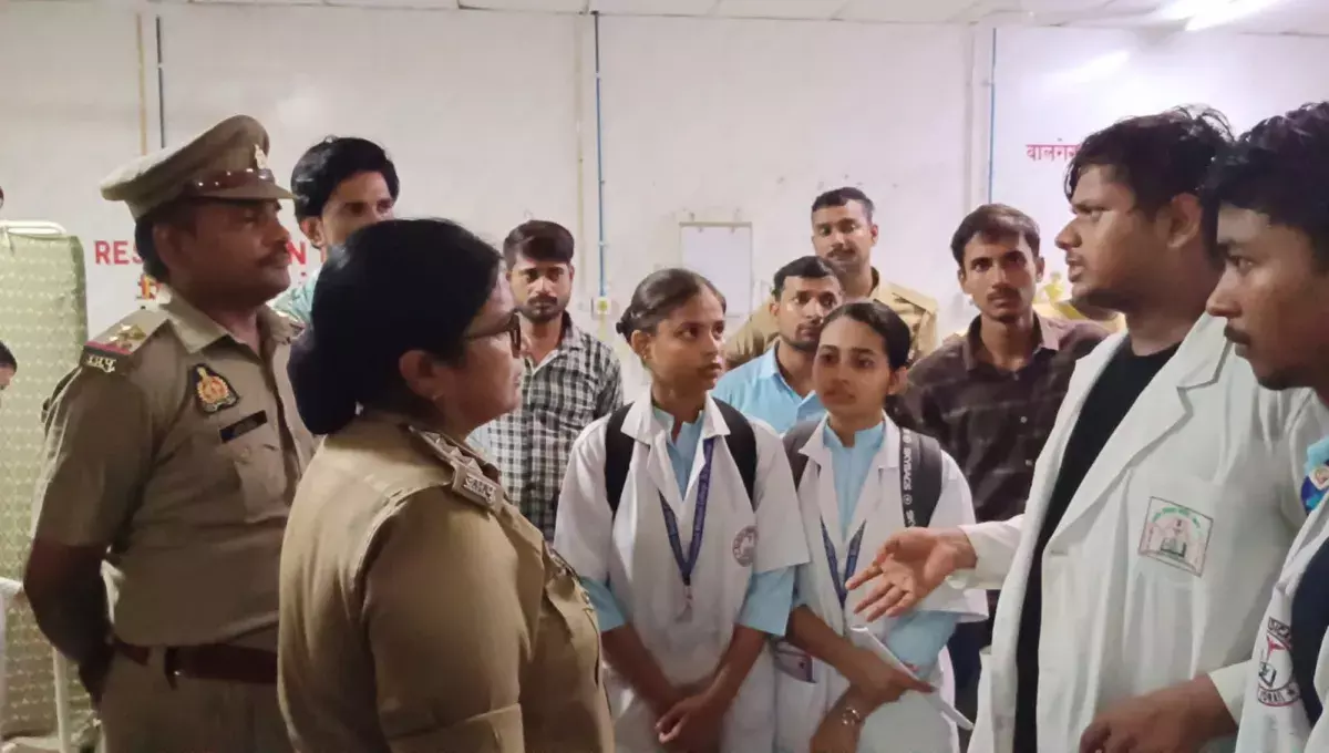 Jalaun: राजकीय मेडिकल कॉलेज में बवाल, नर्सिंग छात्रों ने फैकल्टी के खिलाफ खोला मोर्चा Jalaun: राजकीय मेडिकल कॉलेज में बवाल, नर्सिंग छात्रों ने फैकल्टी के खिलाफ खोला मोर्चा