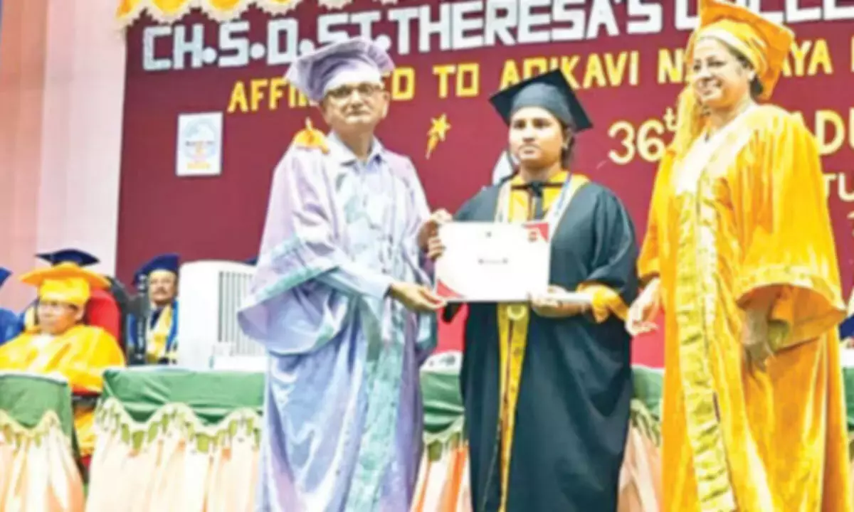 Andhra: स्नातकों से कहा गया कि वे शिक्षकों को न भूलें
