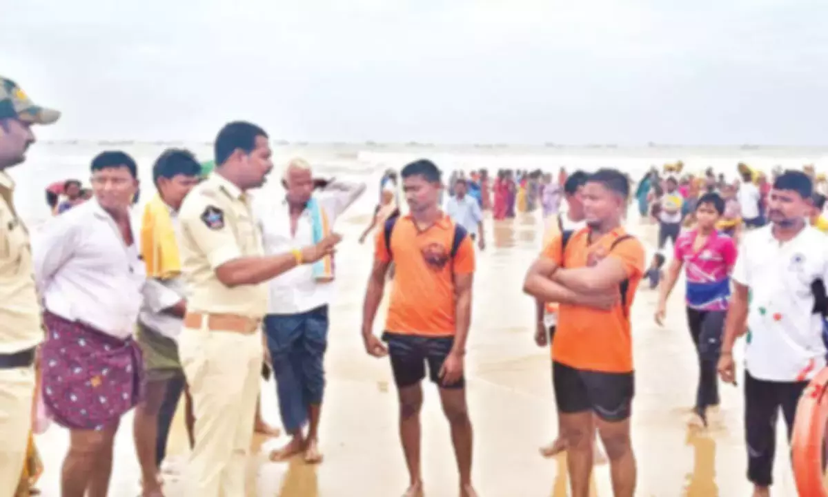 Andhra: पुलिस ने तीन युवकों को डूबने से बचाया