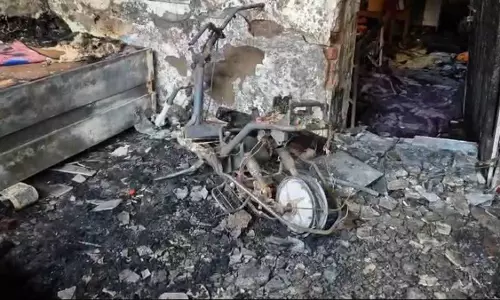 Kochi में घर पर चार्ज करते समय ई-स्कूटर में आग लग गई Kochi में घर पर चार्ज करते समय ई-स्कूटर में आग लग गई