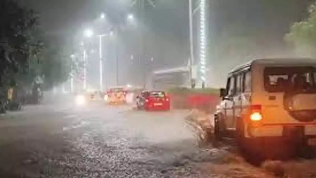 Andhra: तटीय आंध्र प्रदेश में दबाव के कारण भारी बारिश