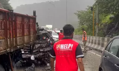 एक्सप्रेसवे में दिल दहला देने वाला हादसा, एक की मौत, 17 घायल एक्सप्रेसवे में दिल दहला देने वाला हादसा, एक की मौत, 17 घायल