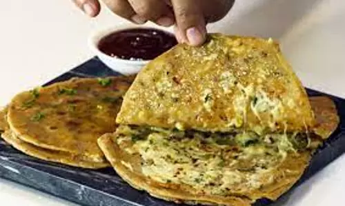 Try करें चिली चीज़ गार्लिक पराठा
