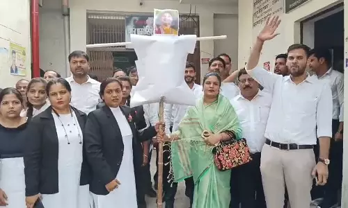 Mathura: अनिरुद्धाचार्य के बयान पर महिला वकीलों का फूटा गुस्सा, किया पुतला दहन Mathura: अनिरुद्धाचार्य के बयान पर महिला वकीलों का फूटा गुस्सा, किया पुतला दहन