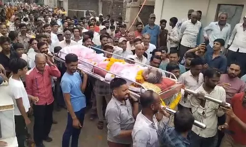 Madhya Pradesh: धार में वर्षा के लिए ग्रामीणों ने निकाली अनोखी शवयात्रा Madhya Pradesh: धार में वर्षा के लिए ग्रामीणों ने निकाली अनोखी शवयात्रा