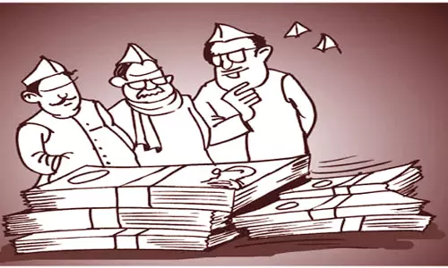 Farrukhabad: गरीब महिला को प्रमाण पत्र के लिए दौड़ा रहे पंचायत कर्मचारी Farrukhabad: गरीब महिला को प्रमाण पत्र के लिए दौड़ा रहे पंचायत कर्मचारी
