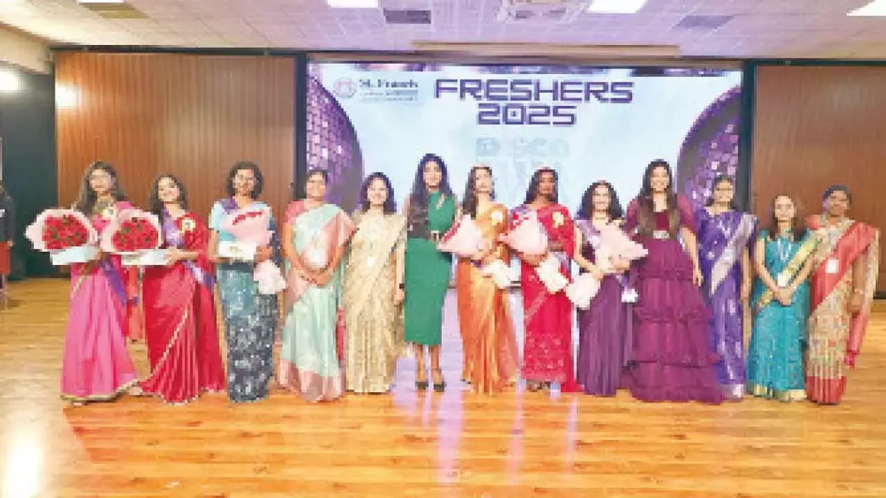 Telangana: सेंट फ्रांसिस में फ्रेशर्स पार्टी में दिखा ग्लैमर और चमक का तड़का Telangana: सेंट फ्रांसिस में फ्रेशर्स पार्टी में दिखा ग्लैमर और चमक का तड़का