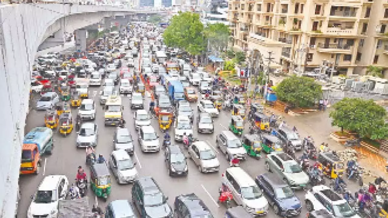 Telangana: शहर में हल्की बारिश से यातायात ठप्प