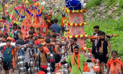 कांवड़ यात्रा 2025 उत्तर प्रदेश में राजनीतिक रणक्षेत्र में तब्दील कांवड़ यात्रा 2025 उत्तर प्रदेश में राजनीतिक रणक्षेत्र में तब्दील