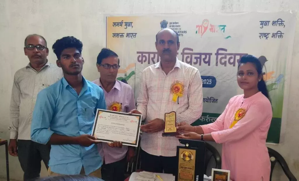 Farrukhabad: शौर्य दिवस पर युवाओं ने जताया जज़्बा, देश सेवा का लिया संकल्प Farrukhabad: शौर्य दिवस पर युवाओं ने जताया जज़्बा, देश सेवा का लिया संकल्प
