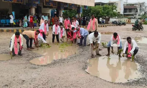 BRS मारिकल नेताओं ने अनोखे तरीके से विरोध प्रदर्शन किया BRS मारिकल नेताओं ने अनोखे तरीके से विरोध प्रदर्शन किया