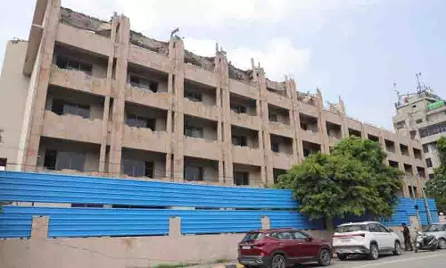 Jalandhar में होटल स्काईलार्क को ध्वस्त किया जा रहा Jalandhar में होटल स्काईलार्क को ध्वस्त किया जा रहा