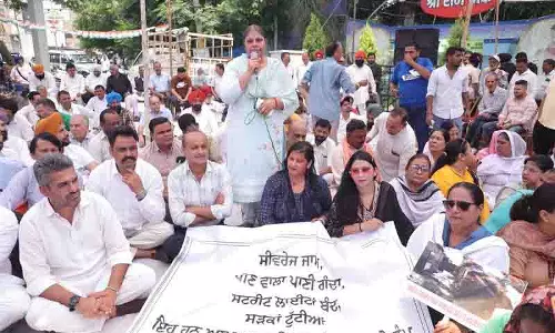 शहर की खराब हालत को लेकर कांग्रेस ने MC कार्यालय पर किया विरोध प्रदर्शन शहर की खराब हालत को लेकर कांग्रेस ने MC कार्यालय पर किया विरोध प्रदर्शन