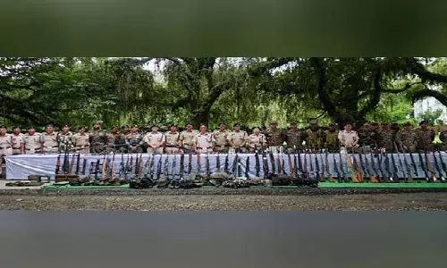 Manipur: सुरक्षा बलों ने घाटी के जिलों से हथियार और गोला-बारूद बरामद किया Manipur: सुरक्षा बलों ने घाटी के जिलों से हथियार और गोला-बारूद बरामद किया