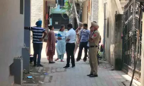 Mohali: बलौंगी स्ट्रीट पर एक व्यक्ति की चाकू मारकर हत्या Mohali: बलौंगी स्ट्रीट पर एक व्यक्ति की चाकू मारकर हत्या