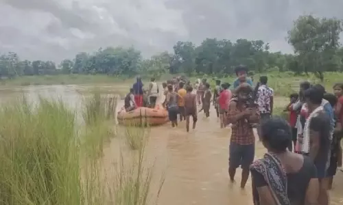 Odisha: अचानक आई बाढ़ के बाद नदी के बीच में असहाय रूप से फंसी महिलाएं Odisha: अचानक आई बाढ़ के बाद नदी के बीच में असहाय रूप से फंसी महिलाएं