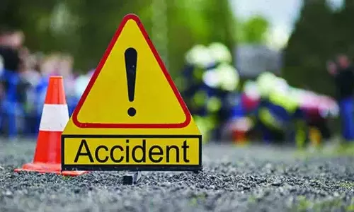 शादनगर चौराहे पर पानी के टैंकर और बाइक में टक्कर शादनगर चौराहे पर पानी के टैंकर और बाइक में टक्कर