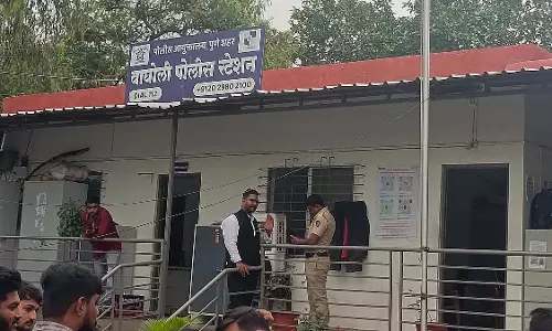 Pune: आधी रात को बस में डकैती, चोरों ने की लूटपाट और हमला