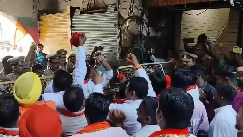 Moradabad: संभल में पूजा के दौरान शिवसैनिक गिरफ्तार, हरिहर मंदिर घटना में बढ़ा विवाद Moradabad: संभल में पूजा के दौरान शिवसैनिक गिरफ्तार, हरिहर मंदिर घटना में बढ़ा विवाद