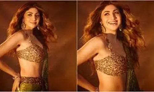 ब्लिंगी साड़ी में शिल्पा शेट्टी का ग्लैमरस लुक वायरल ब्लिंगी साड़ी में शिल्पा शेट्टी का ग्लैमरस लुक वायरल