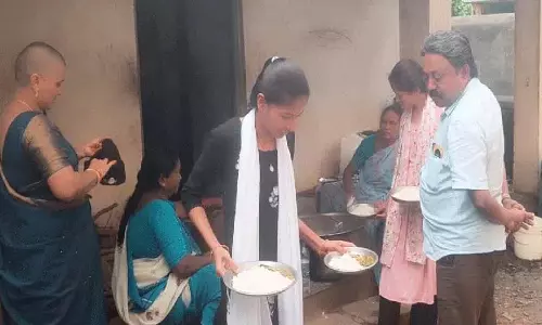 कोमाटलागुडेम हाई स्कूल में मध्याह्न भोजन का निरीक्षण