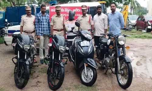 अलेरू पुलिस ने एक चोर को गिरफ्तार किया है जिसने सौ से अधिक दोपहिया वाहन चुराए