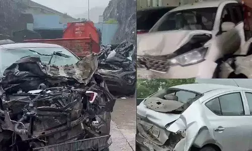 मुंबई-पुणे एक्सप्रेसवे पर बड़ा हादसा मुंबई-पुणे एक्सप्रेसवे पर बड़ा हादसा