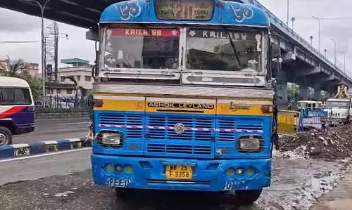 वीआईपी रोड पर बस ने डिलीवरी बॉय को कुचला वीआईपी रोड पर बस ने डिलीवरी बॉय को कुचला