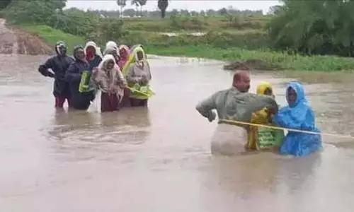 स्थानीय लोगों ने दिखाई बहादुरी, बाढ़ में फंसी 15 महिला मजदूरों को निकाला