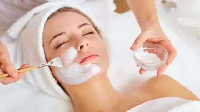 Beauty Tips: 10 साल जवान दिखें, झुर्रियों और दाग-धब्बों से छुटकारा, आज से ही अपनाएं ये देसी फेस पैक Beauty Tips: 10 साल जवान दिखें, झुर्रियों और दाग-धब्बों से छुटकारा, आज से ही अपनाएं ये देसी फेस पैक
