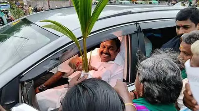 Tamil Nadu : नमक्कल में एडप्पादी पलानीस्वामी का स्वागत किया गया Tamil Nadu : नमक्कल में एडप्पादी पलानीस्वामी का स्वागत किया गया